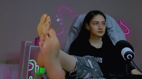 olivia_norton_ online show from April 1, 1:34 pm