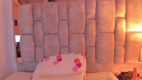 Olivia Evangelista online show from December 11, 4:18 am