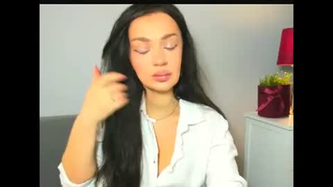 OliviaWomen online show from February 3, 10:31 am