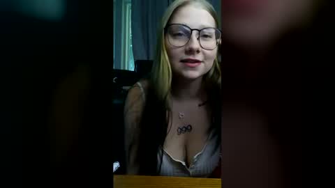 oohlarae22 online show from June 15, 5:46 pm