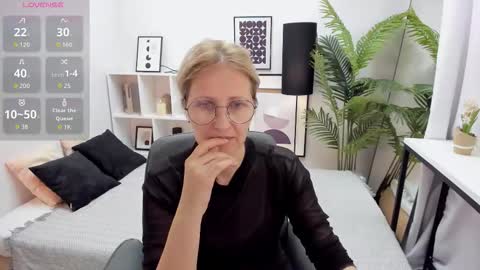 Snapshot of paris_cherry chatting on October 14, 9:28 pm Paris online show from October 14, 9:28 pm