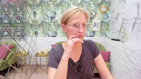 Snapshot of paris_cherry chatting on September 14, 8:40 pm Paris online show from September 14, 8:40 pm