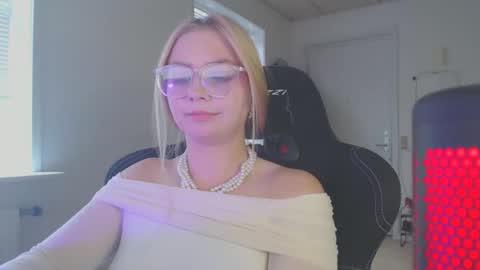 petalkiss online show from September 16, 1:52 pm