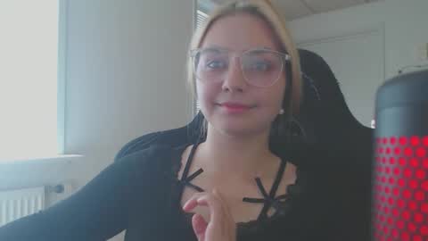 petalkiss online show from September 13, 1:08 pm