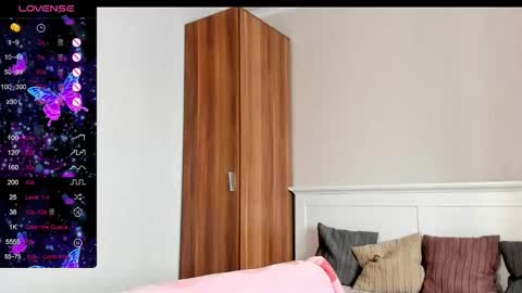 pingviluly online show from December 4, 6:26 am