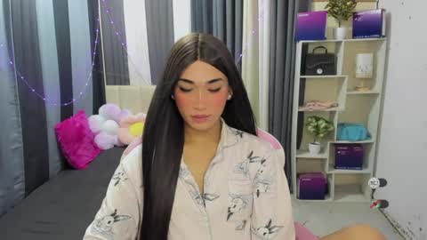 pixiedoll_ online show from July 11, 7:03 pm