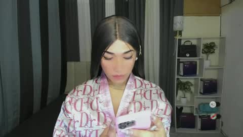 pixiedoll_ online show from June 27, 12:22 pm