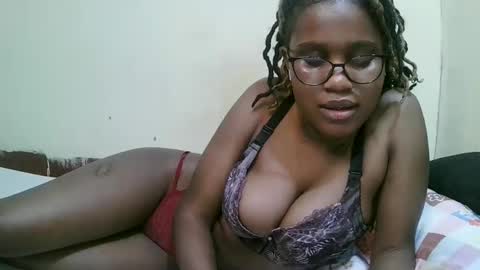 Snapshot of pretty_mellan chatting on February 18, 10:25 pm pretty_mellan online show from February 18, 10:25 pm