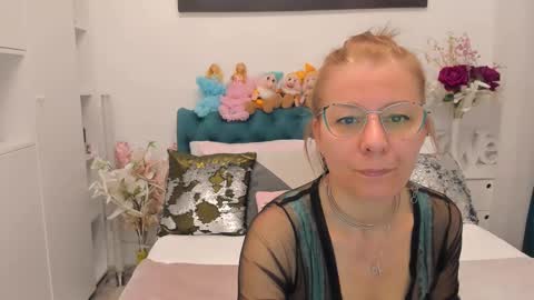 Snapshot of prettyblackeyes chatting on March 9, 6:28 am wilma online show from March 9, 6:28 am
