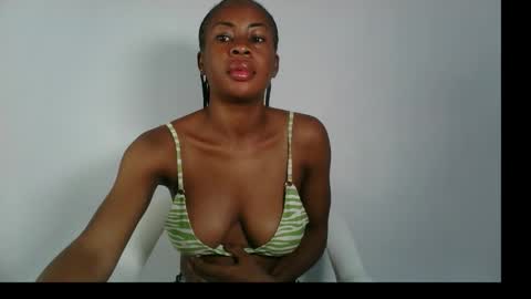 Snapshot of prettylove5 chatting on October 16, 10:40 am evelyn online show from October 16, 10:40 am