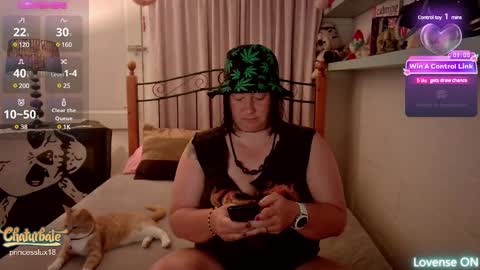 Snapshot of princesslux18 chatting on January 4, 6:51 pm Lux Alot Luxi online show from January 4, 6:51 pm
