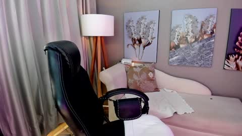 Priya Rose online show from December 4, 6:39 pm