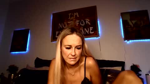 queenb6969694u online show from March 10, 4:11 pm