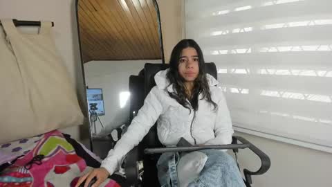 Snapshot of rachell_criss chatting on February 9, 1:46 pm Rachell online show from February 9, 1:46 pm