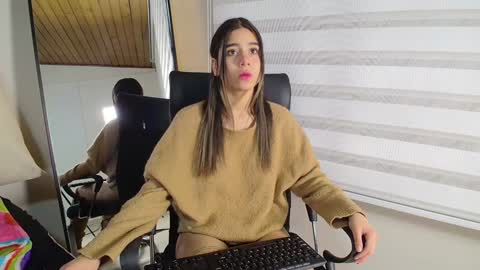 Snapshot of rachell_criss chatting on February 5, 3:34 am Rachell online show from February 5, 3:34 am