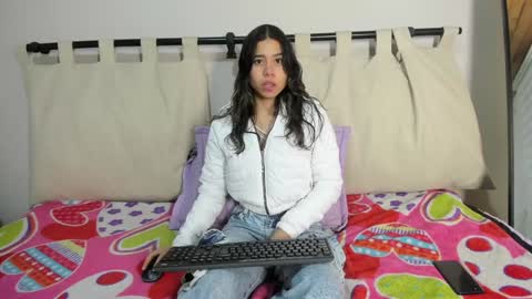 Snapshot of rachell_criss chatting on February 9, 3:43 am Rachell online show from February 9, 3:43 am