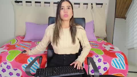 Snapshot of rachell_criss chatting on February 4, 3:33 am Rachell online show from February 4, 3:33 am