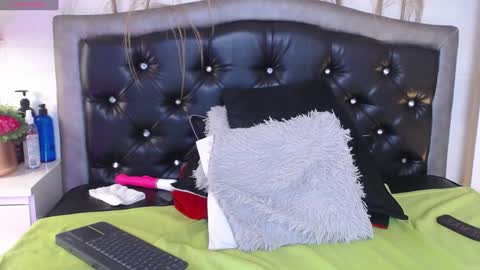 Snapshot of rapunzell__ chatting on January 3, 4:37 pm Rapunzell online show from January 3, 4:37 pm