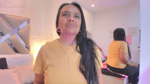 Raquel Moore  online show from April 10, 11:49 am