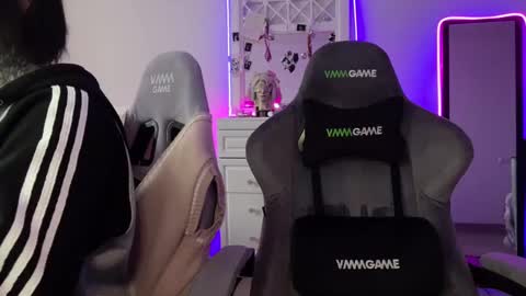   DianaBrite            fansl y online show from February 9, 12:19 pm