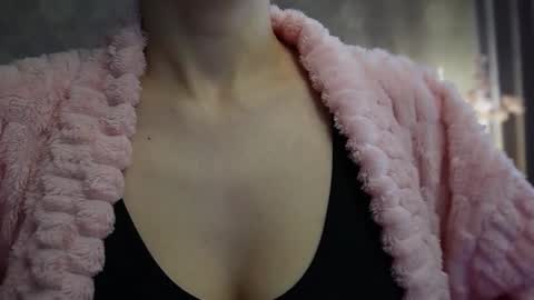 Snapshot of roseess_ chatting on February 13, 10:12 am roseess_ online show from February 13, 10:12 am