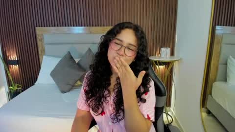 rossie_lanie_ online show from April 4, 7:23 pm