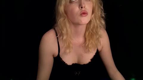 Snapshot of rosy_petal chatting on October 7, 11:03 am rosy_petal online show from October 7, 11:03 am