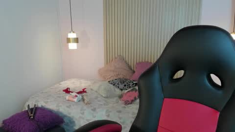 roxanerichie  online show from December 15, 3:56 am