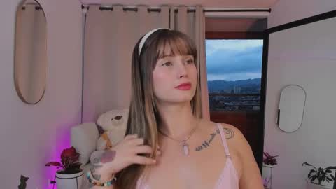 Snapshot of roxie_gates chatting on October 20, 10:46 pm R O X I E online show from October 20, 10:46 pm
