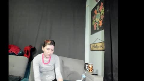 Snapshot of roxihazeleyes chatting on October 21, 5:39 pm roxihazeleyes online show from October 21, 5:39 pm