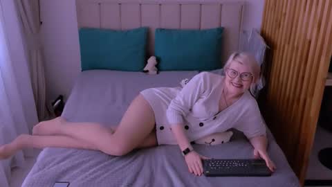 Sabrina MacMarren online show from March 6, 11:27 am