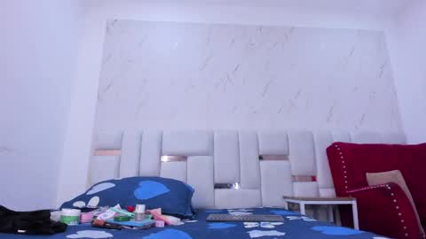 sara_sm1th_ online show from May 16, 11:20 am
