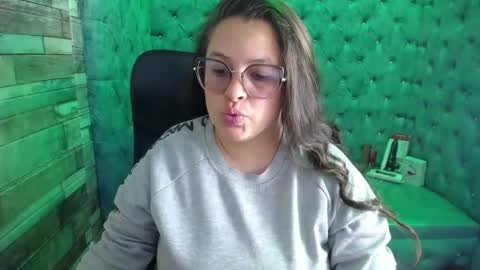 sara_thonson_ online show from September 18, 3:27 am