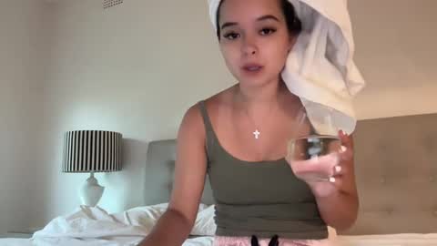 Snapshot of sarah_heart_aus chatting on January 12, 1:42 am Sarah Heart Aus online show from January 12, 1:42 am