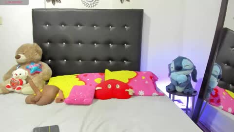 sarah_lowee online show from March 1, 11:59 pm