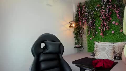 Sarah Deyvis online show from February 27, 5:02 pm