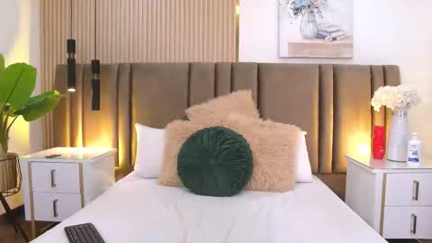 Sara Lugo  online show from February 24, 8:18 pm