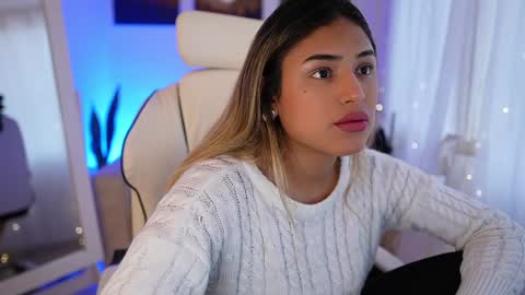 Snapshot of saraparisi_ chatting on December 15, 9:31 pm Sara online show from December 15, 9:31 pm