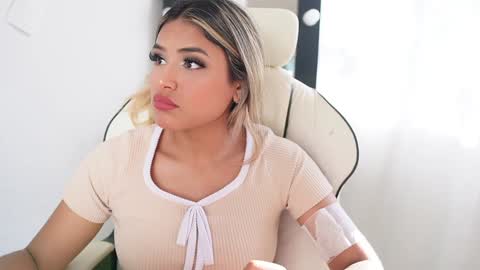 Snapshot of saraparisi_ chatting on January 21, 10:08 pm Sara online show from January 21, 10:08 pm