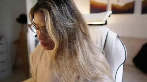 Snapshot of saraparisi_ chatting on February 11, 9:46 pm Sara online show from February 11, 9:46 pm