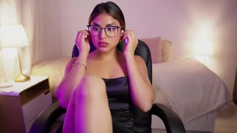Snapshot of saraparisi_ chatting on October 2, 12:59 am Sara online show from October 2, 12:59 am