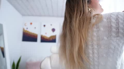 Snapshot of saraparisi_ chatting on December 14, 9:24 pm Sara online show from December 14, 9:24 pm