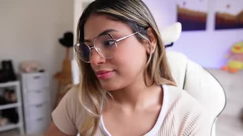 Snapshot of saraparisi_ chatting on February 10, 10:30 pm Sara online show from February 10, 10:30 pm