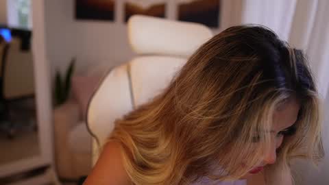 Snapshot of saraparisi_ chatting on January 10, 10:04 pm Sara online show from January 10, 10:04 pm