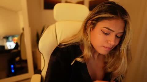 Snapshot of saraparisi_ chatting on December 20, 11:16 pm Sara online show from December 20, 11:16 pm