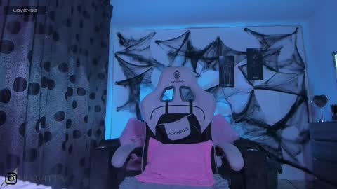    im expecting 300 thumbs up on my altar online show from October 25, 12:29 am