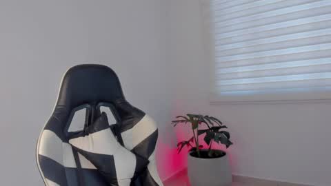 Savannahwildee online show from July 7, 12:19 pm