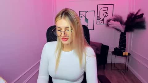 selenaemoore online show from November 23, 4:59 am