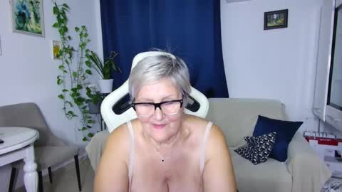 Selenna online show from February 1, 7:12 pm