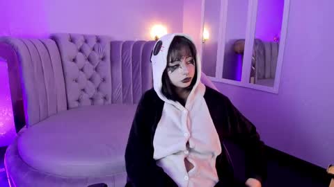 Snapshot of seren_bleck chatting on March 1, 4:04 am Seren Follow me online show from March 1, 4:04 am